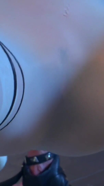 Jeny Smith, o mamă sexy incitantă, îi arată țâțele și pizda tipului. Va merge asta mai departe decât masturbarea? | Clip 2