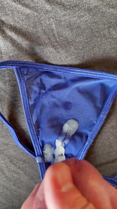 Éjaculation sur la culotte de ma femme 22