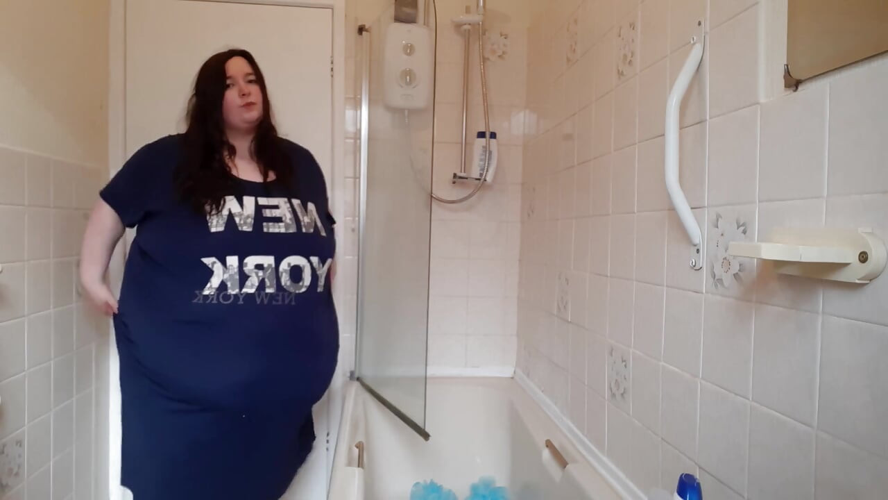 Le ventre d'une SSBBW trémousse et tremble