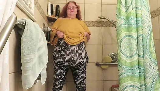 Я играю с шоколадными посыпками, надевая мои сиськи, живот и задницу