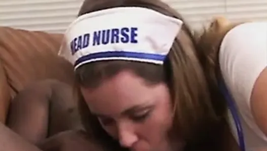 Enfermera blanca con paciente negro