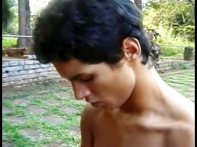 Gay cara recebe seu cu fodido ao ar livre por um enorme poste