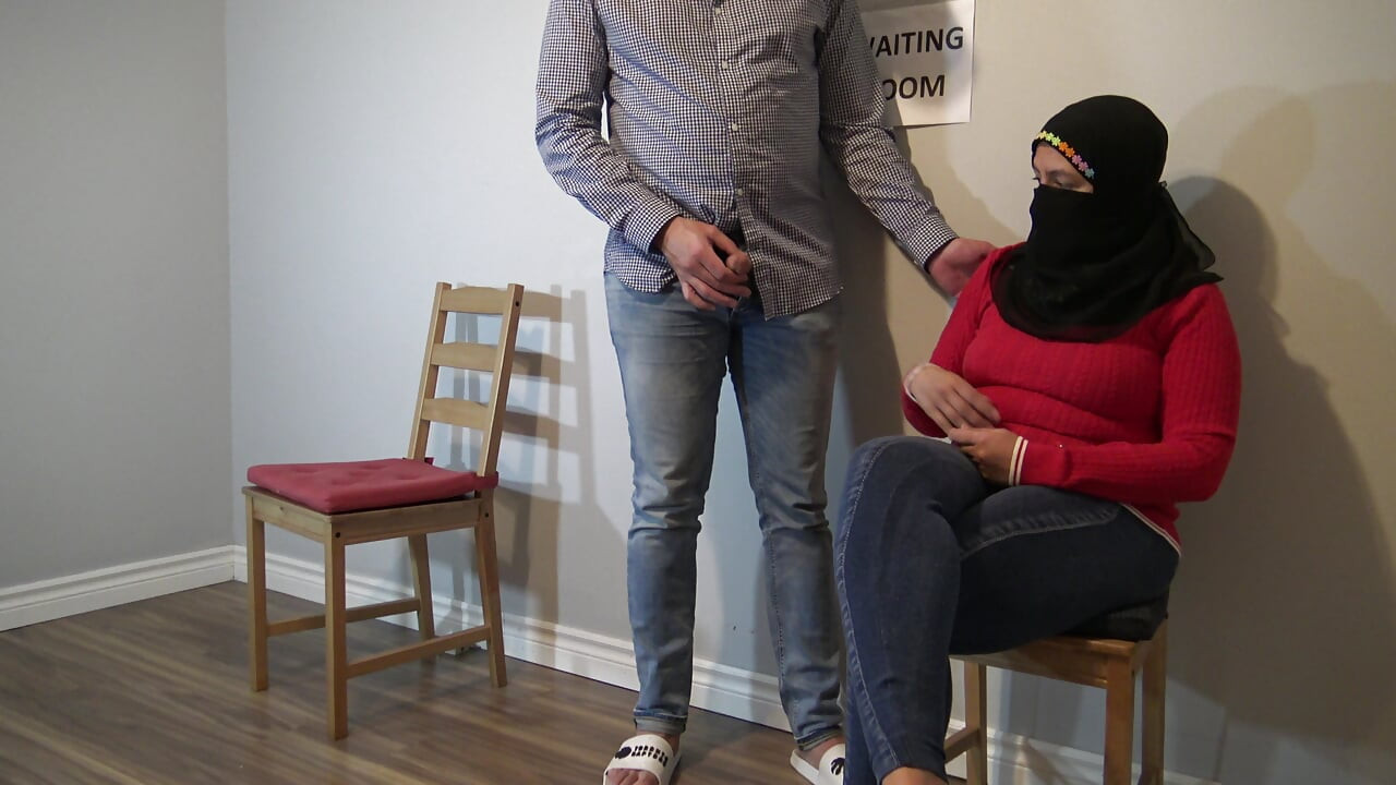 Untreue muslimische frau konnte meinem großen schwanz nicht widerstehen, nachdem sie es öffentlich wartezimmer blankziehen.
