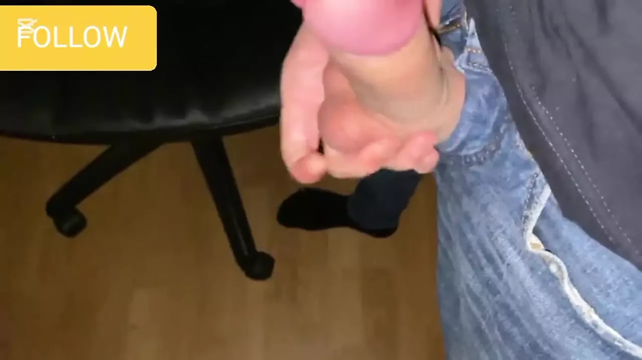 Čovek podstiče ogroman cumshot iz kurca kroz farmerke dok masturbira i stenje glasno