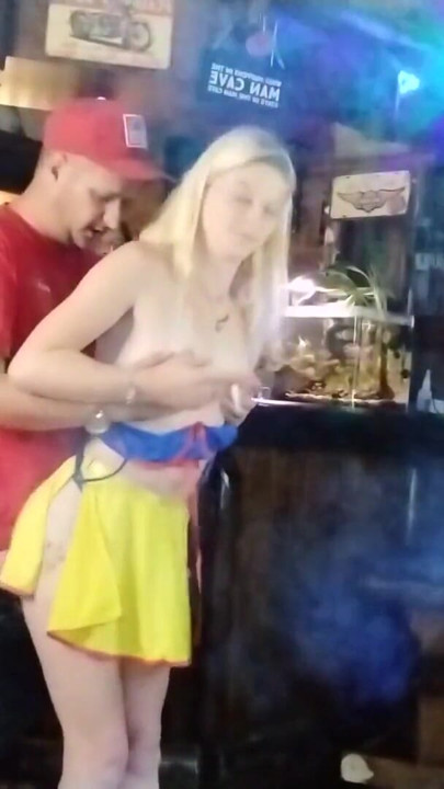 Keder sig og ignoreres. Lukketid i baren. | Klip 1