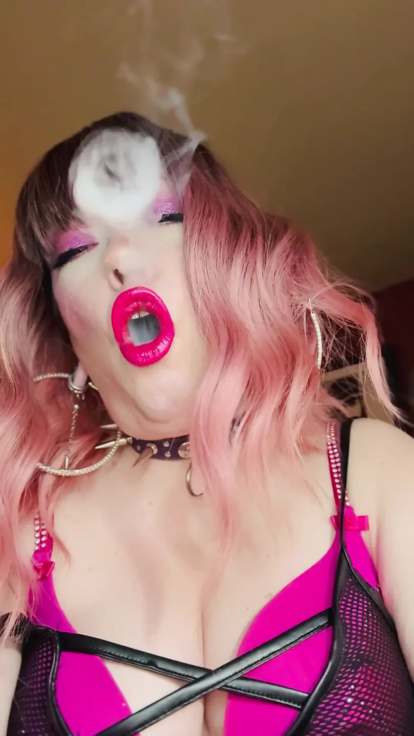 穿着粉色衣服的Tina Snua小姐抽着一支里士满的烟头，大量晃动 - Omi Ome Snap吸入烟环