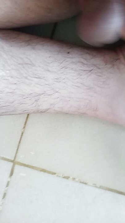 Jeg tisser på badegulvet, setter meg så ned i tissen min og begynner å masturbere