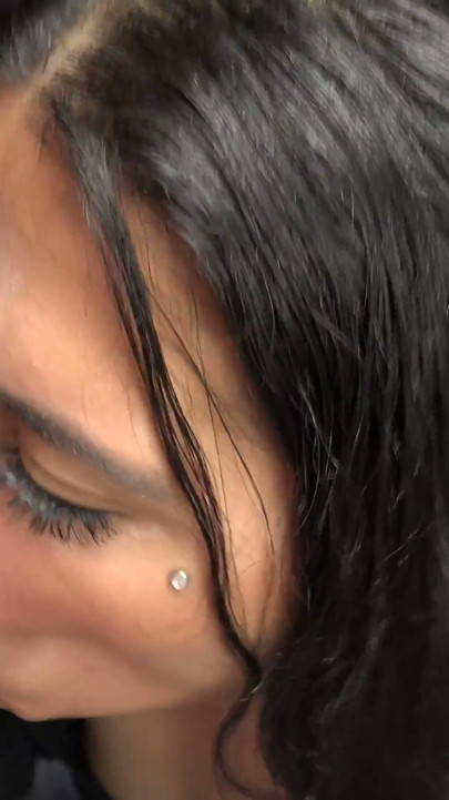 Pulchna brunetka Stella Carter daje Loganowi raunchy POV sex oralny