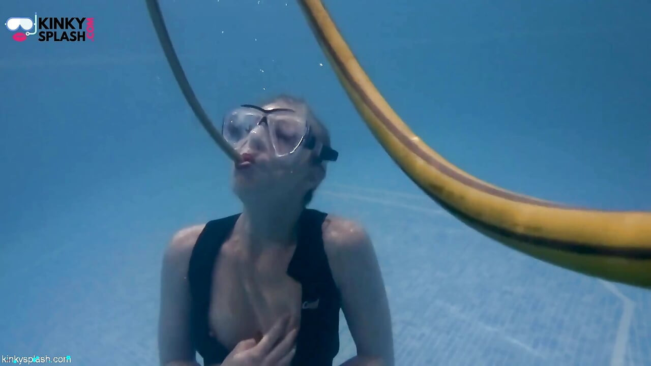Onderwater bondage, knik en klaarkomen in mijn strakke wetsuit