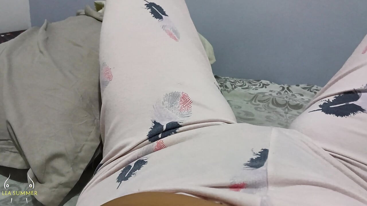 夜中、静かに自分のジューシーな膣をマスターベーションし、指を入れて快感でイッます(視点)