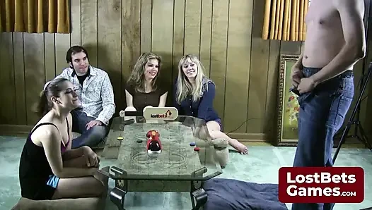 Подготовься к дикой и горячей игре с раздеванием Noname