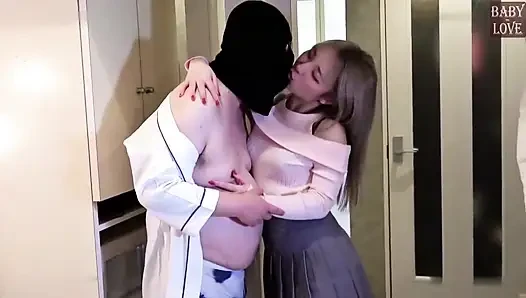 Versuchungsschicht. Lächelnde vollbusige frau fällt auf eine dominante anwesenheit, ntr spannung baut zu einem aufgeladenen ende auf