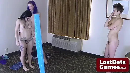 Striptiz Elefino önce kaybedenin iç çamaşırını soyun