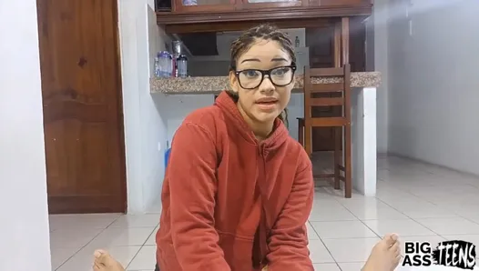 Przyrodnia siostra właśnie skończyła 18 lat i prosi o swój pierwszy film wideo przyrodnia siostra uzależniona anal malutka laska z kremowej cipki