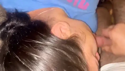 Üvey babamın olduğu tek ev, bütün gün ağzımı emmek ve hepsini yutmak için kullanıyor