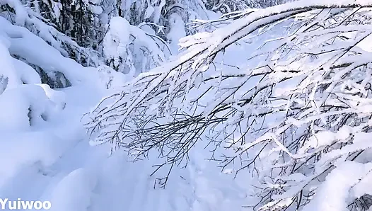 -30c - ini sangat dingin, tapi gadis imut rusia pengen makan es krim di mulutnya