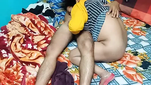 Новая молодая пара занимается романтикой.