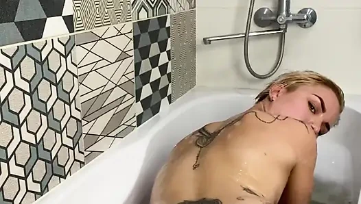 Andre love lagi asik mandi dan muasin memek aduhainya sampai matanya merem melek