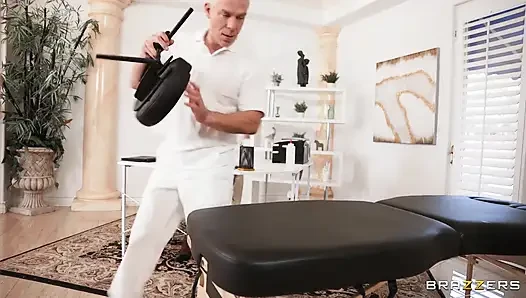 Brazzers - August Skye - развратная бизнесвумен жаждет глубокого массажа киски