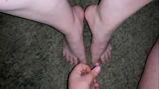 Super éjaculation sur les pieds d'une BBW latina sexy