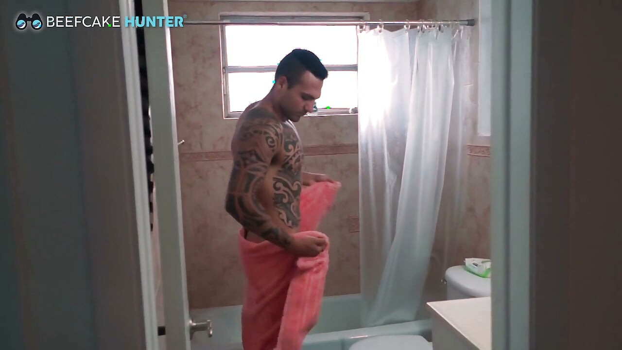 Beefcake, Сандро хорошо трахается