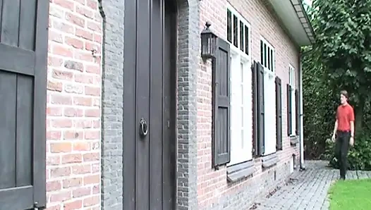 Yaşlı dede torununu sikiyor ve sonra nine ve arkadaşı ona katılıyor