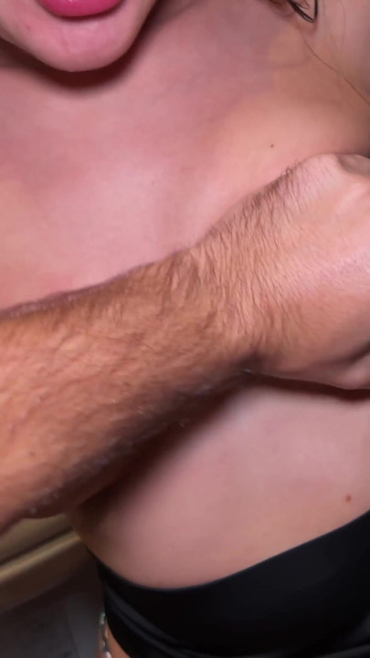 Gratis brug af min stedsøster på et hoteltoilet. Hun elsker, når jeg knepper hende. | Klip 1