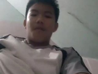 Băiat asiatic care îl filmează masturbându-se (39 &quot;)