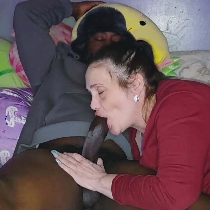 Mama vitregă obsedată excitată suge și fute o pulă neagră până când el ejaculează în ea