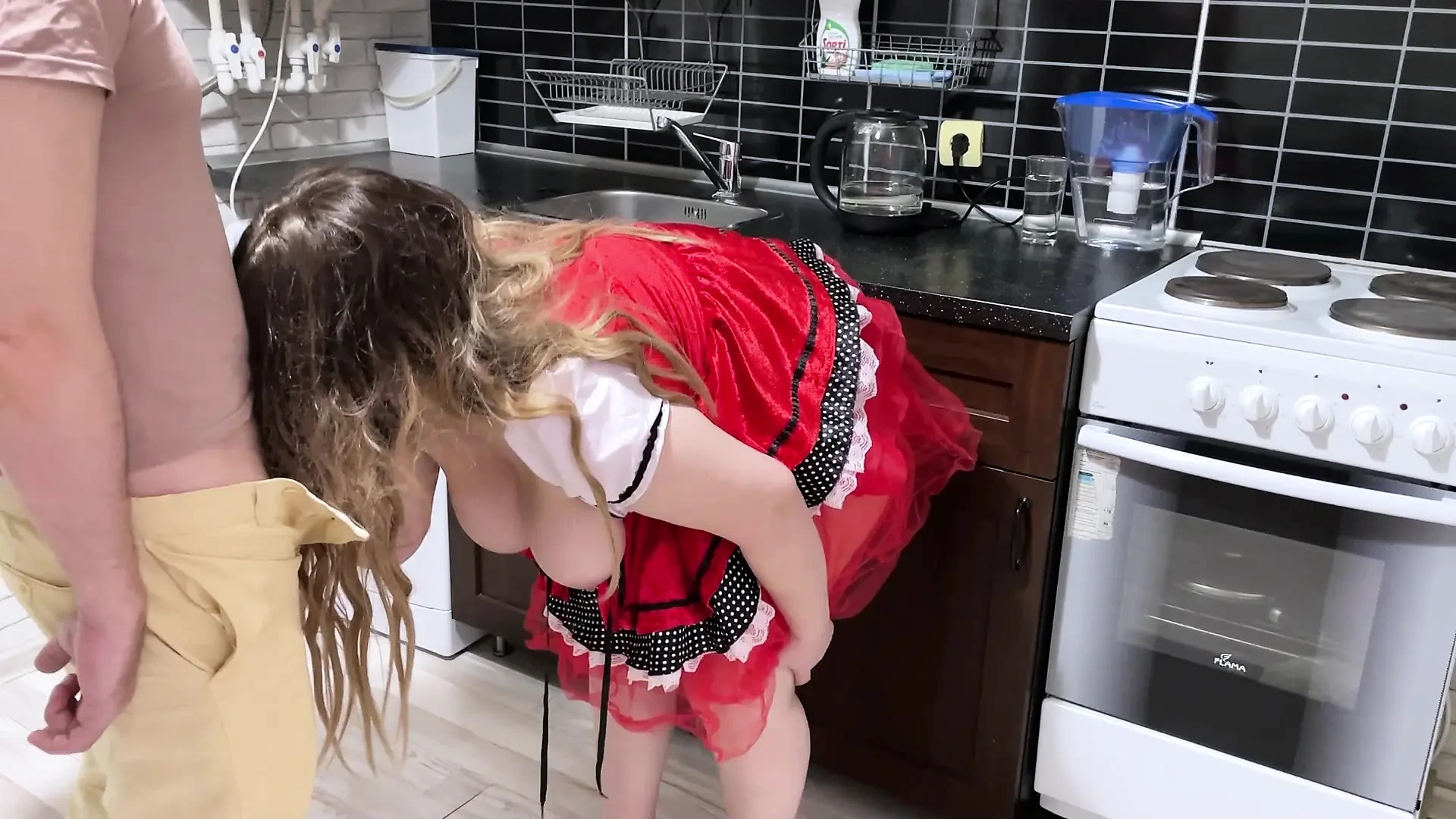 Stepmom in a short dress allowed to fuck her in the ass