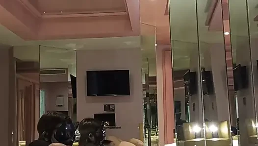 Я мастурбую во время горячего видео-звонка с моим пасынком и вставляет 22 см черный дилдо в мою киску.