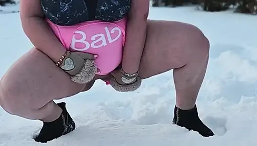 Domina. Zwei Vollbusige Frauen Pissen Nackt Im Schnee Und Lass Dann Einen Nackten Typen Essen Und Den Gelben Schnee Lecken.