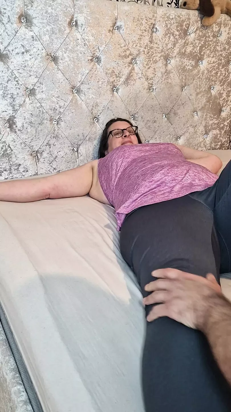 Prelepa dlakava zrela mama analno creampie-ovana