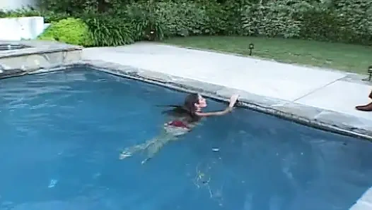 Cewek nakal rambut cokelat nyepong kontol raksasa pria kulit hitam di pinggir kolam renang