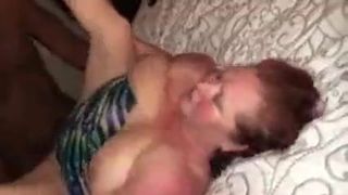 Une femme prend son mari à nu
