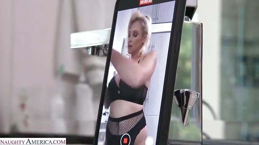 Charli phoenix ke paas kuchh upekshit vyavsaay ki dekhbhaal karne ke lie apne pati ka dost rayaan hai
