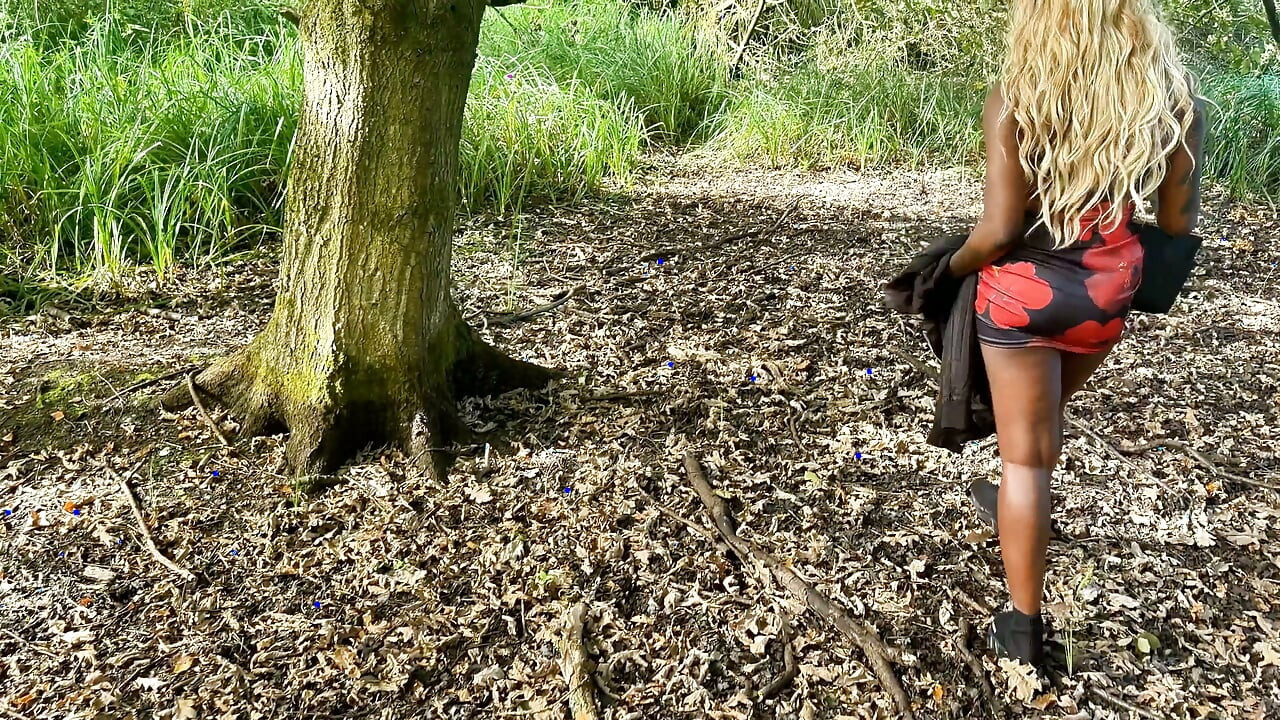 Black Girl Solo Play in the Woods Ébano Xeinna Rose Public