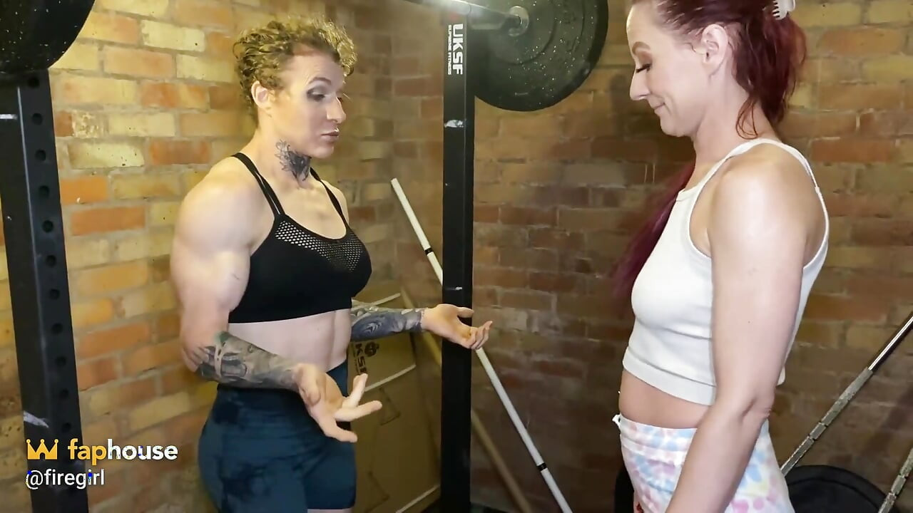 Entrenador lesbiana sedujo a la bombero en el gimnasio