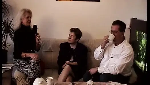 Azgın Alman sürtükler ateşli üçlü grup sekste yarağı paylaşıyor