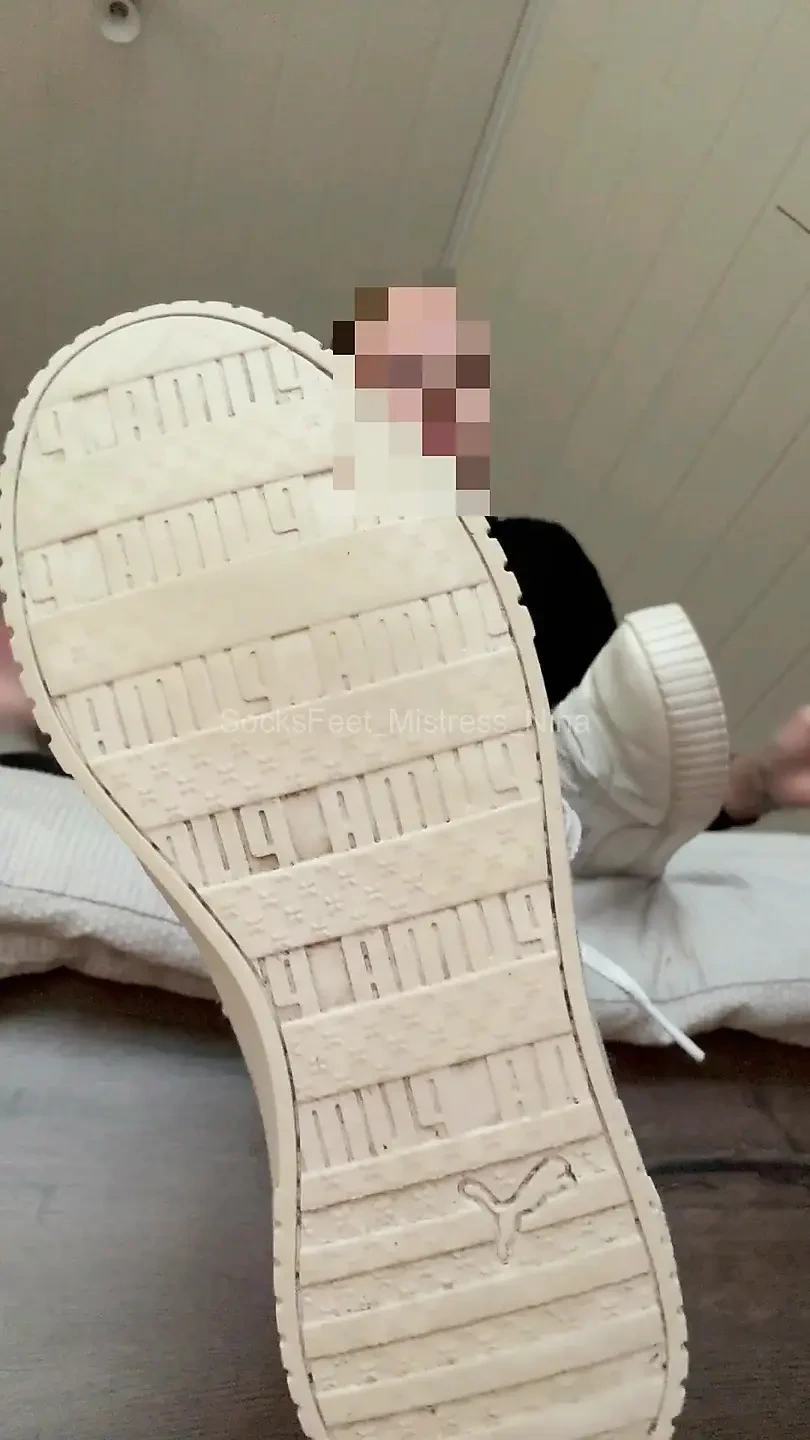 你看到我的白袜子，希望我能让你更近。 许可稍后来了。