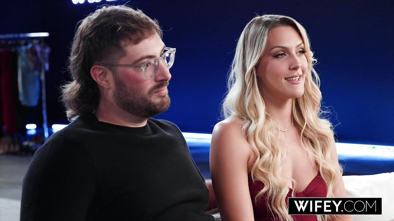WIFEY Hot Blonde Hotwife Savvy Suxx bliver raset af 6 enorme pikke i dampende gangbang, hendes mands drøm går i opfyldelse!