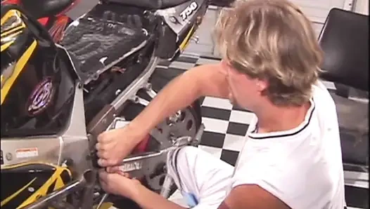 Heißes schätzchen bekommt harten ritt