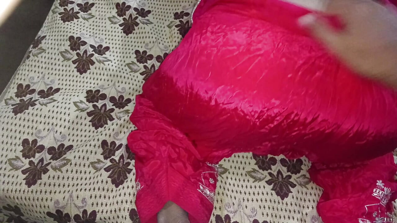 Trata de botella e insertarlo a la mano en el coño y el video de sexo al estilo perrito