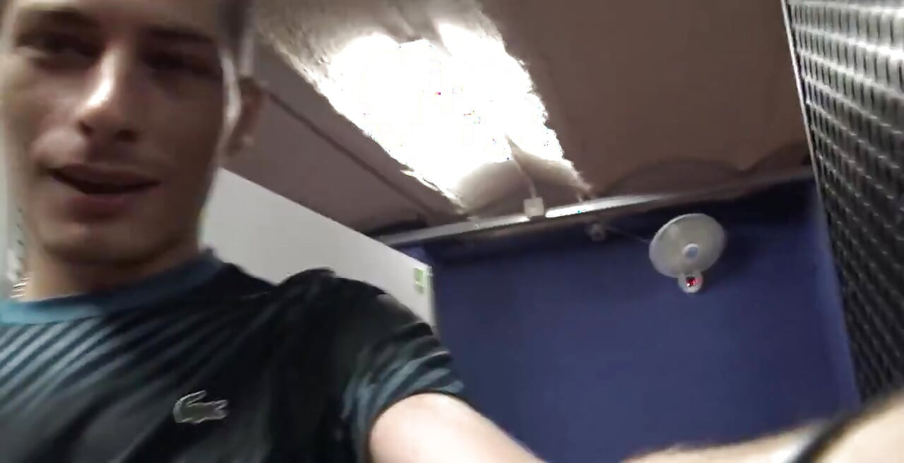 金发双胞胎詹姆斯·西尔弗被乔希·梅扎生用来发泄.