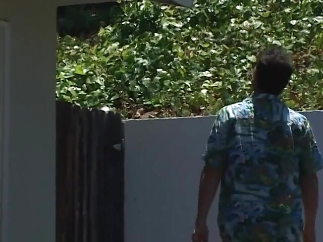 Rubia madura al aire libre chupa y traga el semen con placer