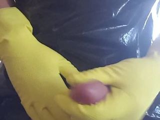 Honění, žluté gumové rukavice