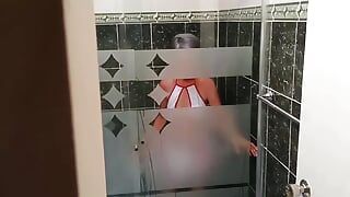 Guardo la mia matrigna masturbarsi mentre pulisco la doccia.