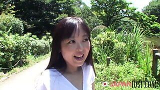 日本熟女喜欢在公园里调皮