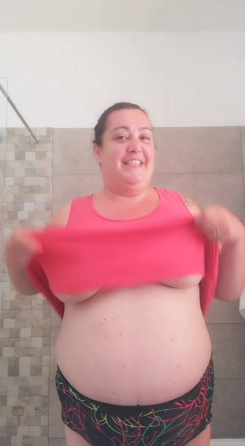 Bbw vrouw kleedt zich uit