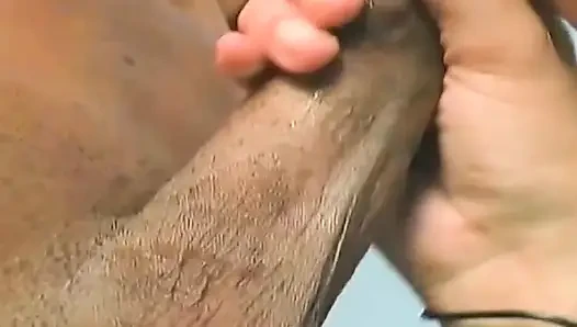 Büyük zenci yarağı olgun bebeğin damlayan amını yiyor ve sikiyor